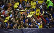 -热门比赛吸引众多球迷前来加油，气氛火爆
