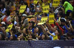 -热门比赛吸引众多球迷前来加油，气氛火爆